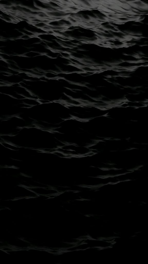 Mặt nước và những ngọn sóng nhấp nhô trong đêm